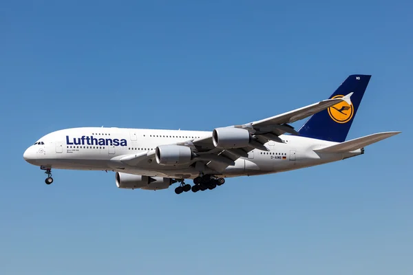 Airbus A380-800 Lufthansa lentoyhtiön ilma — kuvapankkivalokuva