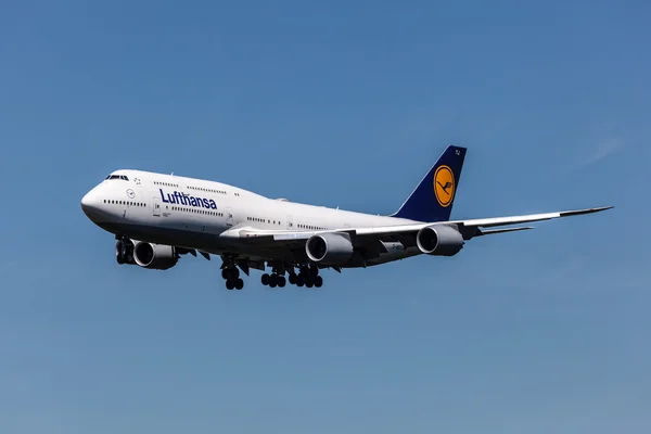 Boeing 747-8 aircraft of the Lufthansa airline — Stok fotoğraf