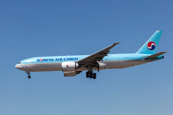 Boeing 777F cargo aircraft of the Korean Air airline — Stock Photo, Image