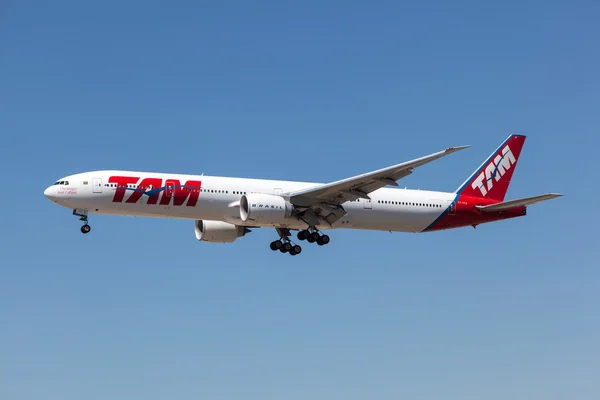 Boeing 777-300ER aircraft of the BrazillianTAM airline — Stock Photo, Image