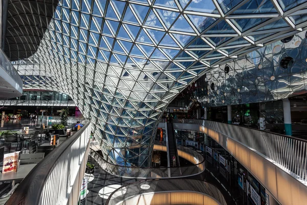 Wnętrze centrum handlowe Myzeil w Frankfurt, Niemcy — Zdjęcie stockowe