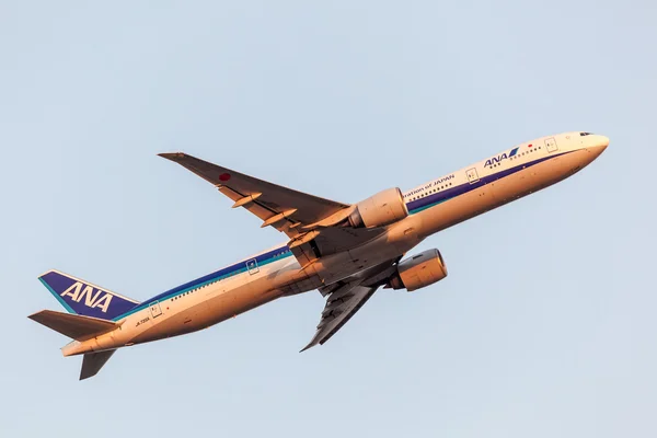 Boeing 777-300ER авиакомпании All Nippon Airways — стоковое фото