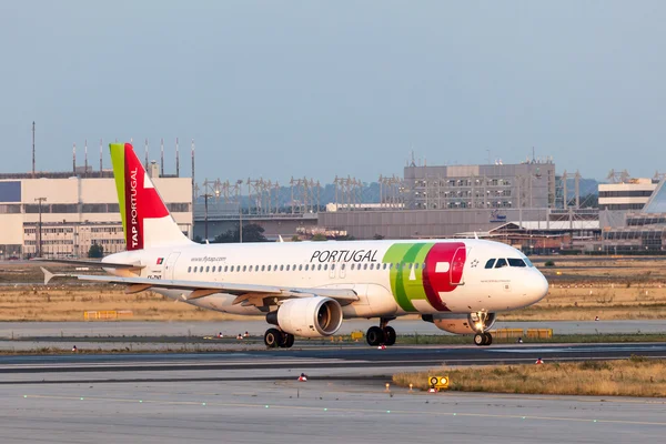 Airbus A320 der portugiesischen Fluggesellschaft — Stockfoto