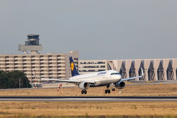 Lufthansa Airbus A320-200 touchdown in Frankfurt Main — Stock Photo, Image