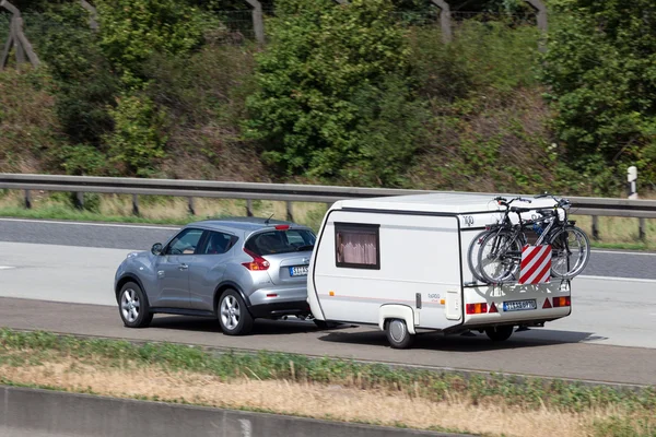 Nissan Juke with a Caravan — стокове фото