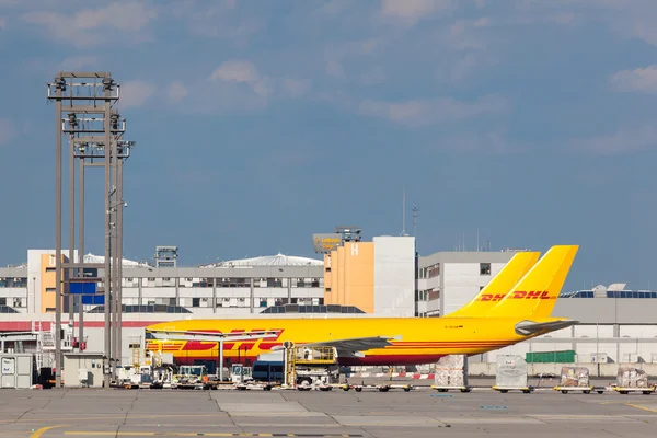 DHL Cargo Aircraft all'aeroporto di Francoforte sul Meno — Foto Stock