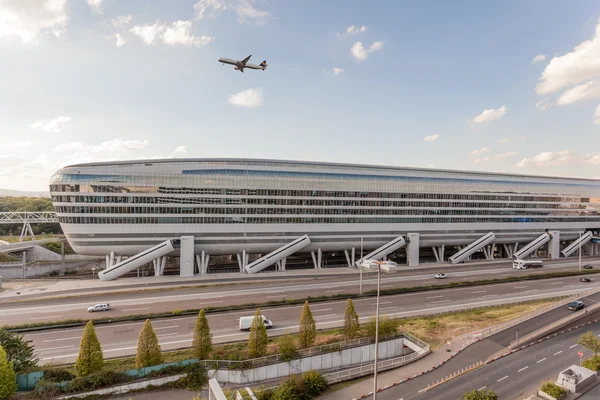 Futuristic building at the Frankfurt Airport — Stock Photo, Image