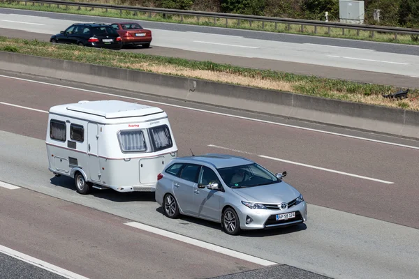 Toyota Auris con una roulotte — Foto Stock