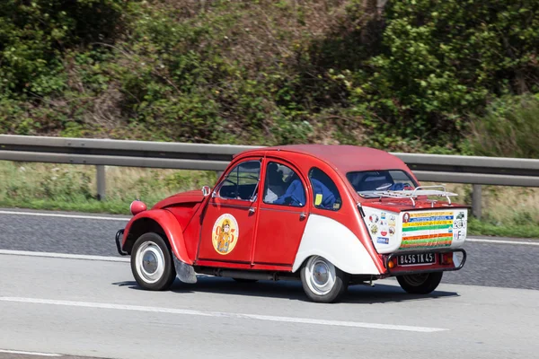 Antiguo Citroen 2CV con extensión de arranque — Foto de Stock