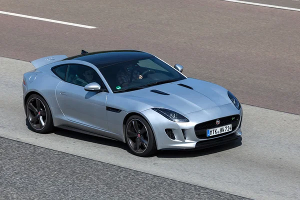 Jaguar F-Type Coupé auf der Autobahn in Deutschland — Stockfoto