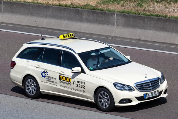 Mercedes benz taxi auf der autobahn — Stockfoto