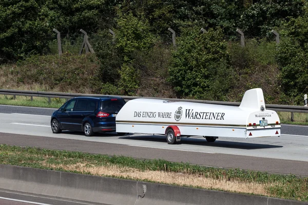 Ford S-Max with a glider transport trailer on the road — Stock Photo, Image