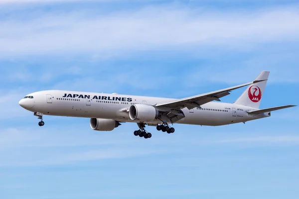 Boeing 777 Japan Airlines — стоковое фото