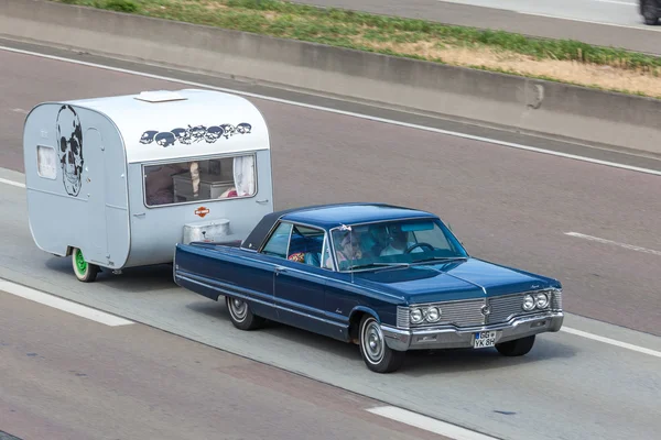 Classic American Car with a caravan — Zdjęcie stockowe