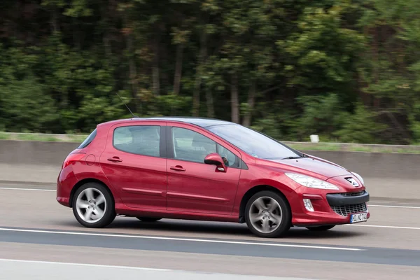 Peugeot 308 hatchback sull'autostrada — Foto Stock