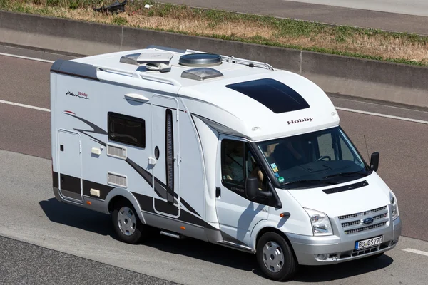Ford Hobby Mobile Home on the Highway — Stockfoto