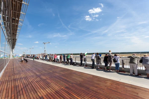 Besökare terrass på Frankfurt Airport, Tyskland — Stockfoto