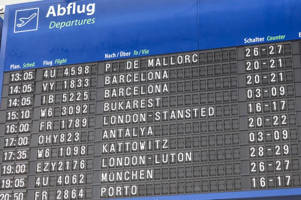 Placa de partidas no Aeroporto de Dortmund, Alemanha — Fotografia de Stock