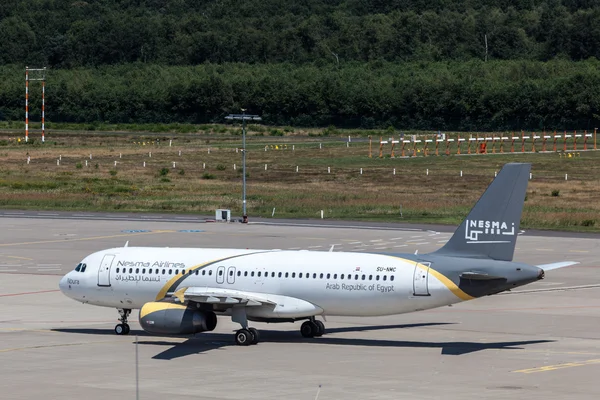 Nesma Airlines samolotu na lotnisku Kolonia Bonn — Zdjęcie stockowe