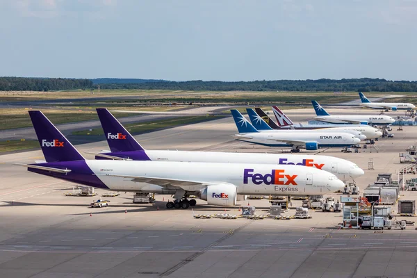FedEx airplanes at the cargo terminal in Cologne airport — Stock Photo, Image