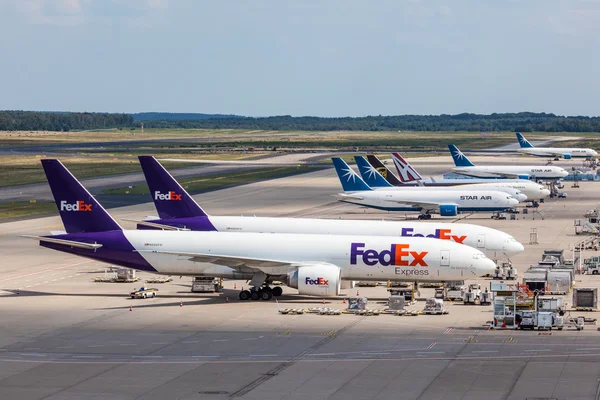 FedEx flygplan på cargo terminal i Köln airport — Stockfoto