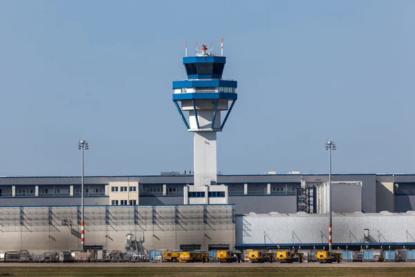 Verkeerstoren bij de terminal van de lading van Keulen luchthaven — Stockfoto