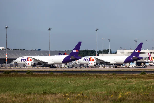FedEx repülőgépek: Cologne airport terminal a rakományt — Stock Fotó
