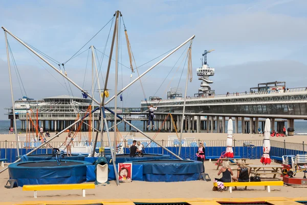 Τραμπολίνο για τα παιδιά στην παραλία στο Scheveningen, Ολλανδία — Φωτογραφία Αρχείου