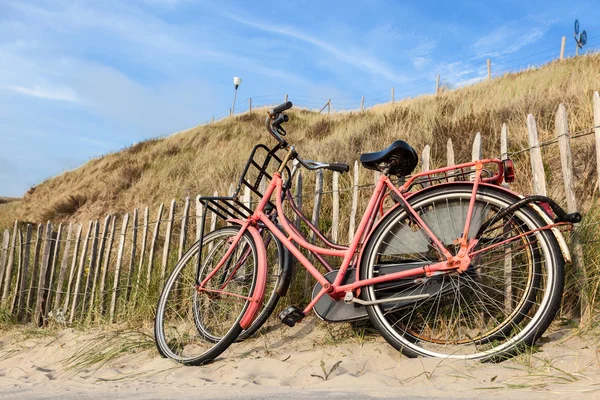 Twee fietsen op het strand in Holland — Stockfoto