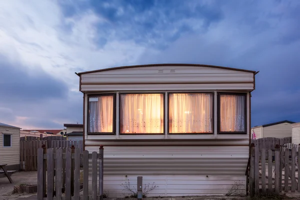 Casa mobile su un parcheggio per roulotte al tramonto — Foto Stock