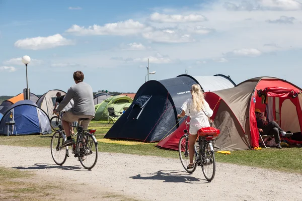 Couple with bicycles on a camping — Stock Photo, Image