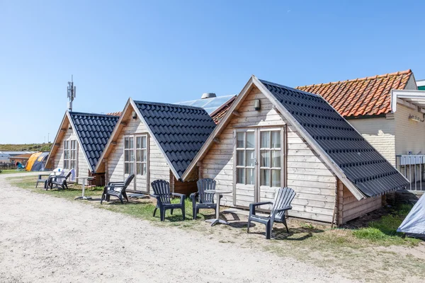 Cabanas de madeira em um parque de campismo — Fotografia de Stock