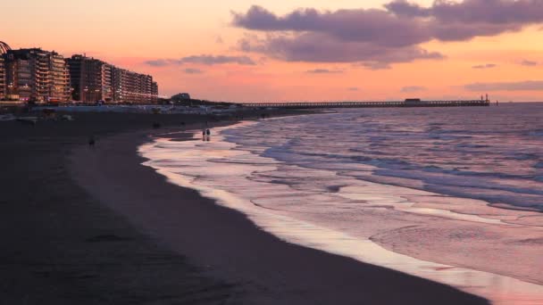 Puesta de sol en la playa del Mar del Norte — Vídeo de stock