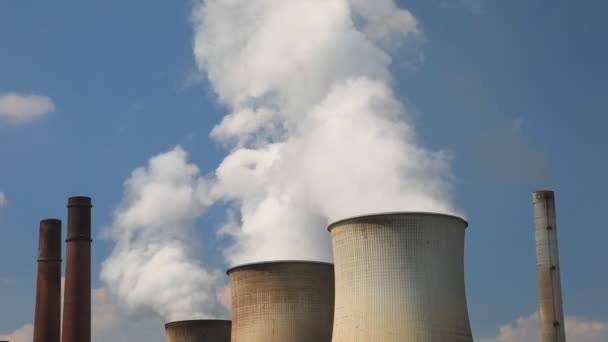 Torres de refrigeración de centrales nucleares — Vídeo de stock