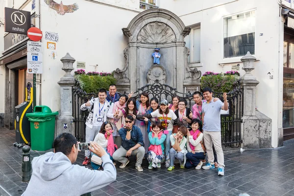 Turistas chineses na estátua de Manneken Pis em Bruxelas — Fotografia de Stock