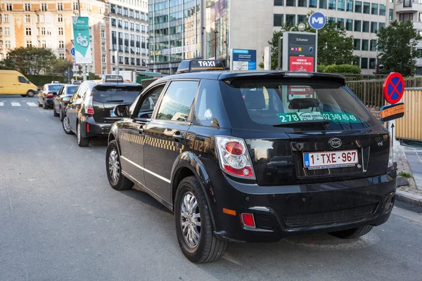 Taxi eléctrico verde en Bruselas, Bélgica — Foto de Stock