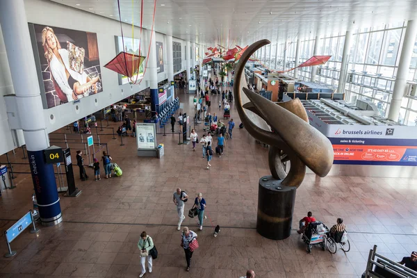 Innenraum des internationalen Flughafens von Brüssel — Stockfoto