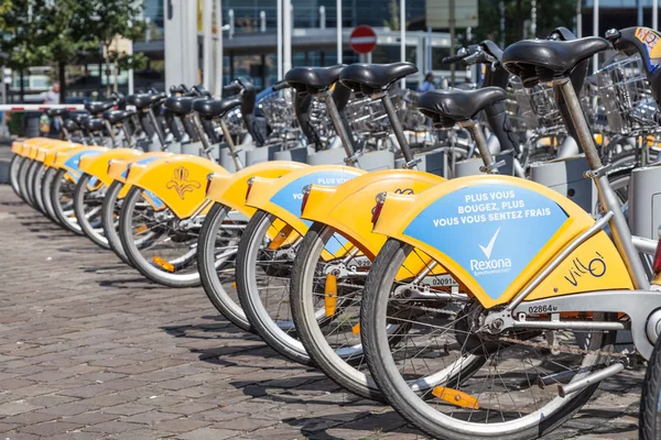 Bikes at a Villo! station in Brussels, Belgium — 图库照片