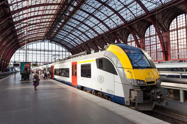 Train at the Antwerp Railway Station — Stok fotoğraf