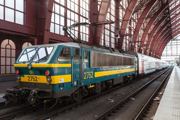 Train at the Antwerp Railway Station — Stok fotoğraf