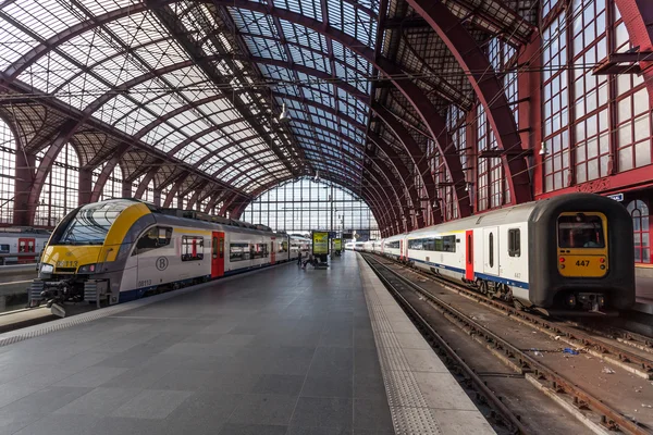 Trenes en la estación principal de tren de Amberes — Foto de Stock