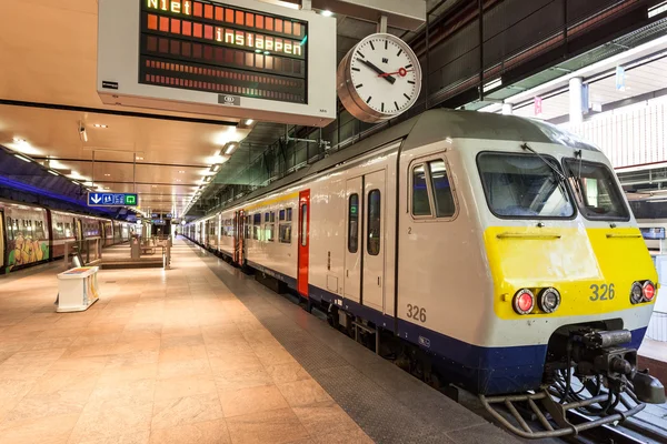 Tren en la estación principal de tren de Amberes — Foto de Stock