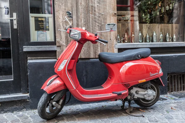 Roter italienischer Vespa Roller — Stockfoto