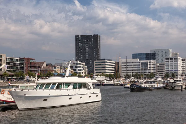 Yacht i marinaen i Antwerpen, Belgien - Stock-foto