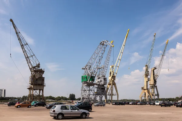 Guindastes antigos no porto de Antuérpia, Bélgica — Fotografia de Stock