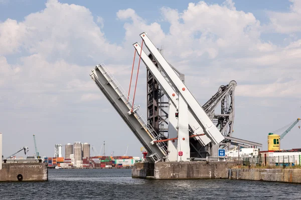 Automatic movable bridge at the harbor of Antwerp — Stock Photo, Image