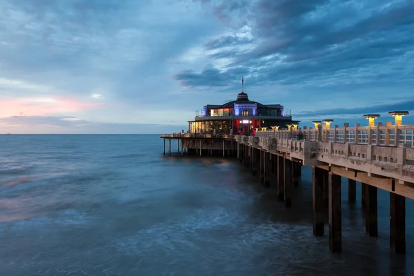 Il molo di Blankenberge illuminato di notte, Belgio — Foto Stock