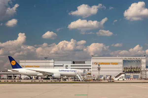 Lufthansa φορτίο Boeing 777 φορτηγό πλοίο — Φωτογραφία Αρχείου