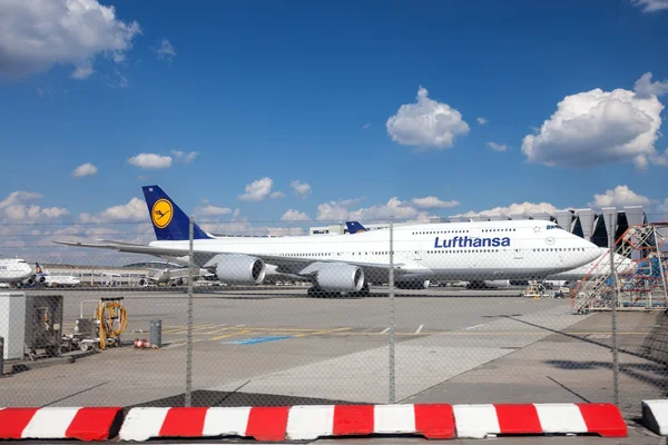 Lufthansa Boeing 747 в аеропорту Франкфурта-на- — стокове фото