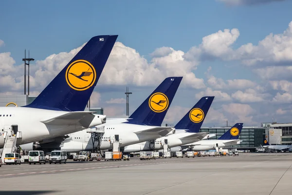 Lufthansa-repülőgépek, a frankfurti repülőtéren — Stock Fotó